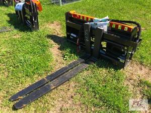 lot 94 image: Wolverine hydraulic pallet forks fo...