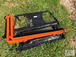 lot 118 image: Pallet forks for mini skid loader w...