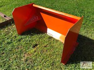 lot 153 image: 3ft snow pusher for mini skid loade...