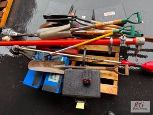 lot 13 image: A pallet of hand tools, gas string ...