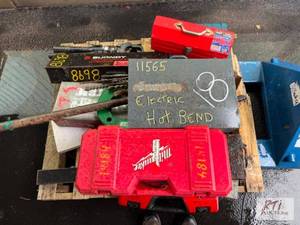 lot 18 image: Pallet of miscellaneous tools, incl...
