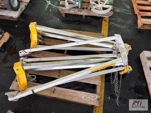lot 50 image: Pallet of tripods. #50...