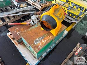lot 52 image: Ratcheting lever hoist, 12V...