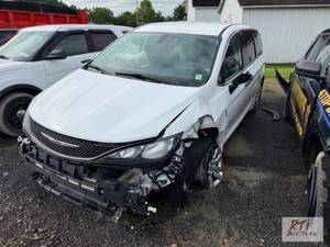 lot 13 image: 2021&nbspChrysler&nbspVoyager Van...