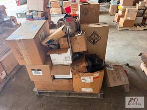 lot 81 image: Pallet of miscellaneous truck parts...
