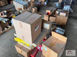 lot 87 image: Pallet of miscellaneous truck parts...