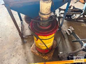 lot 91 image: Grease &nbspPump.&nbspThe item is...