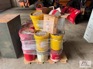 lot 104 image: Pallet of 5-gallon pails of oil.&nb...