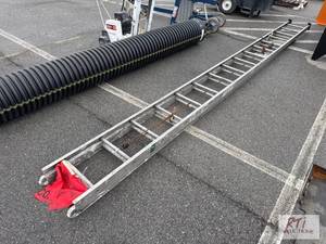 lot 917 image: Aluminum extension ladder...