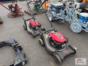 lot 925 image: (2) Honda 216 push mowers...