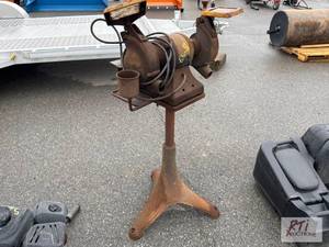 lot 945 image: Pedestal grinder...