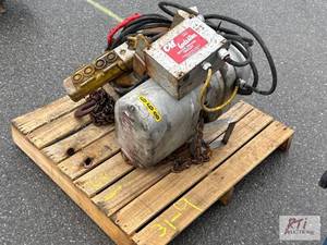 lot 947 image: LodeStar overhead electric hoist...