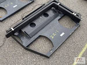 lot 1032 image: Pallet forks for mini skid loader w...