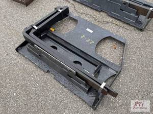 lot 1033 image: Pallet forks for mini skid loader w...