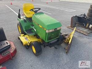 lot 1122 image: John Deere 240 lawn tractor, 48in d...