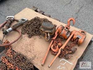 lot 1134 image: (2) Chain come-a-longs, (2) small m...