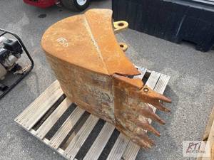 lot 1156 image: John Deere 24in digging bucket...