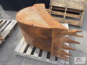 lot 1157 image: John Deere 24in digging bucket, buc...