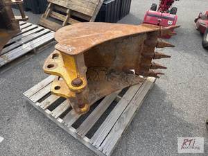 lot 1158 image: John Deere 24in digging bucket, buc...