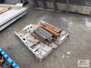 lot 1254 image: Pallet of trench box extension piec...