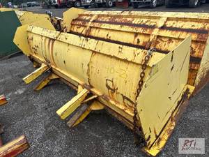 lot 1291 image: 10 bucket mount snow pusher...