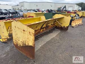 lot 1292 image: 12 X 4 bucket mount snow pusher...