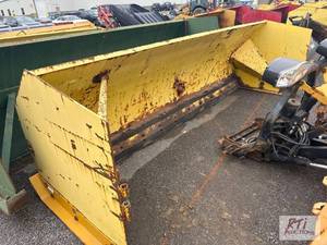 lot 1294 image: 12 X 4 bucket mount snow pusher...