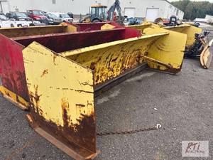 lot 1299 image: 12 X 4 bucket mount snow pusher...