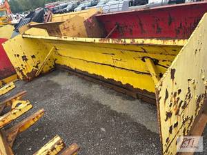 lot 1303 image: 12 X 4 bucket mount snow pusher...