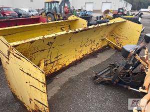 lot 1304 image: 12 X 4 bucket mount snow pusher...