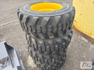 lot 1306 image: 4X Forerunner 12-16.5 skid loader t...