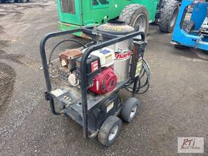 lot 1338 image: Shark hot bi-pressure washer with H...