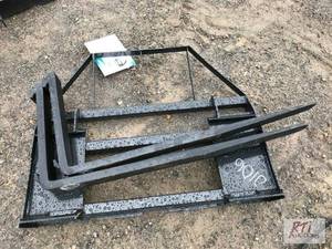 lot 51 image: AGT pallet forks for skid loader wi...