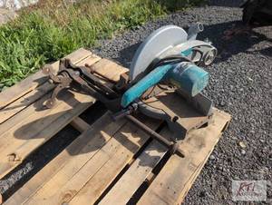 lot 163 image: Pallet with miter saw and vice. Ite...