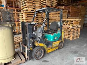 lot 33 image: Komatsu 20 forklift. Propane. Runs ...