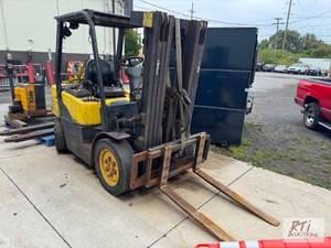 lot 34 image: Daewoo forklift. Runs and operates....