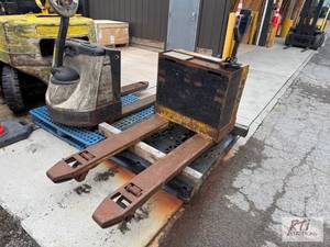 lot 35 image: Yale electric pallet jack...