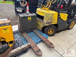 lot 36 image: Electric pallet jack...