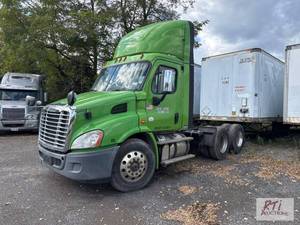 lot 1A image: 2018 Freightliner TA Road Tractor, ...