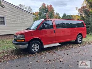 lot 24 image: 2008 Chevy Express 3500 passanger v...