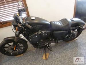 lot 42 image: 2017 HARLEY DAVIDSON IRON 883. VIN...