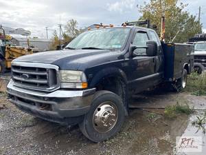 lot 84 image: 2002 Ford F-450 Service Truck. VIN...
