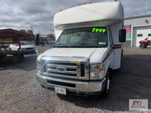 lot 86 image: 2010 Ford E-450 Super Duty Passenge...