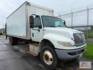lot 88 image: 2016 International Dura Star 4300 S...