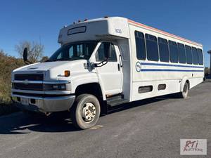 lot 98 image: 2008 Chevrolet C5500 Shuttle Bus. V...