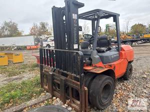 lot 173 image: Toyota 7FGU45 LP Forklift. Side shi...