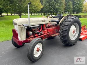 lot 206 image: Ford 600 Tractor. 4 speed transmiss...