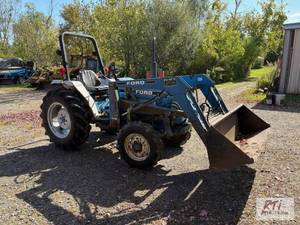 lot 207 image: Ford 1720 tractor with loader. 4WD....