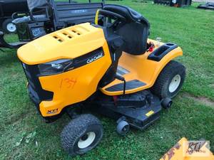 lot 272 image: Cub Cadet XT1 lawn tractor, 50in de...