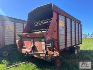lot 302 image: H&S 74 Forage Box. Front unload, 7...